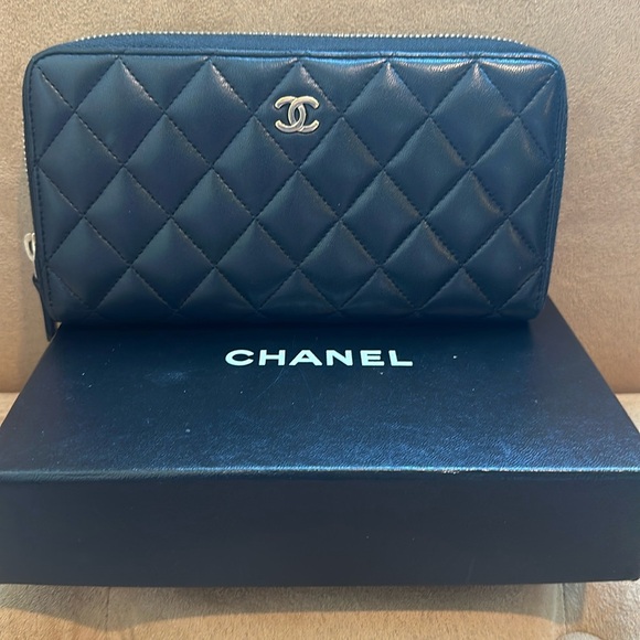 Chanel Black Quilted Lambskin Large Zip Wallet - Picture 1 of 6